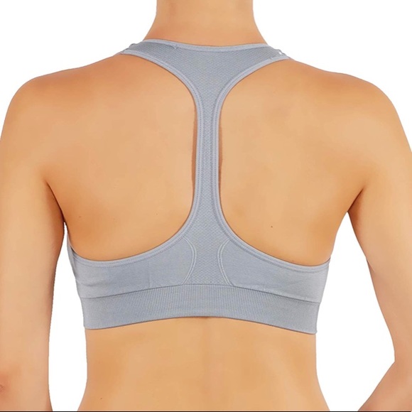 Stylish T- Back design sports bra in light gray - Picture 2 of 2